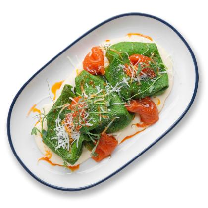 Блинчики с лососем и соусом «Беарнез»