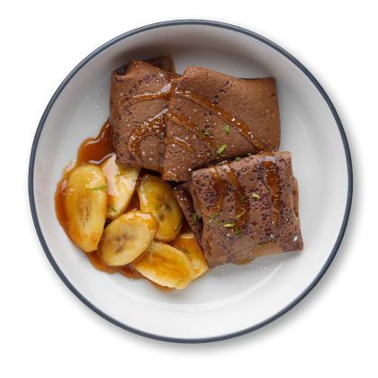 Шоколадные блинчики со сливочным кремом и бананом