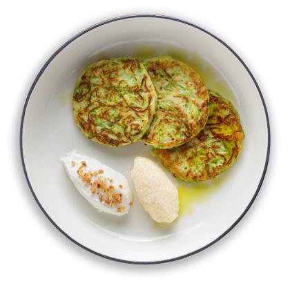 Кабачковые оладьи с белой икрой
