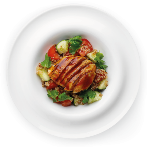 Салат из овощей с киноа и опаленной курицей