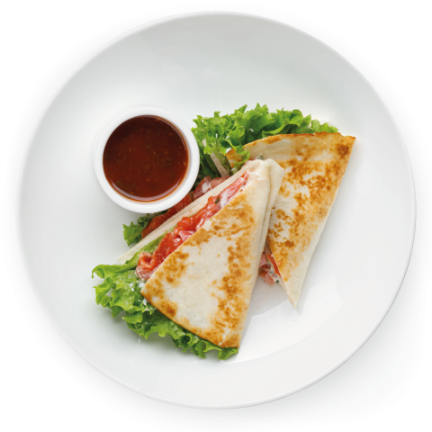 Сэндвич с лососем и томатами в тортилье