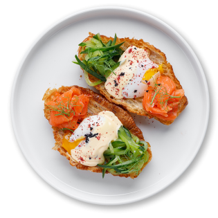 Круассан с лососем